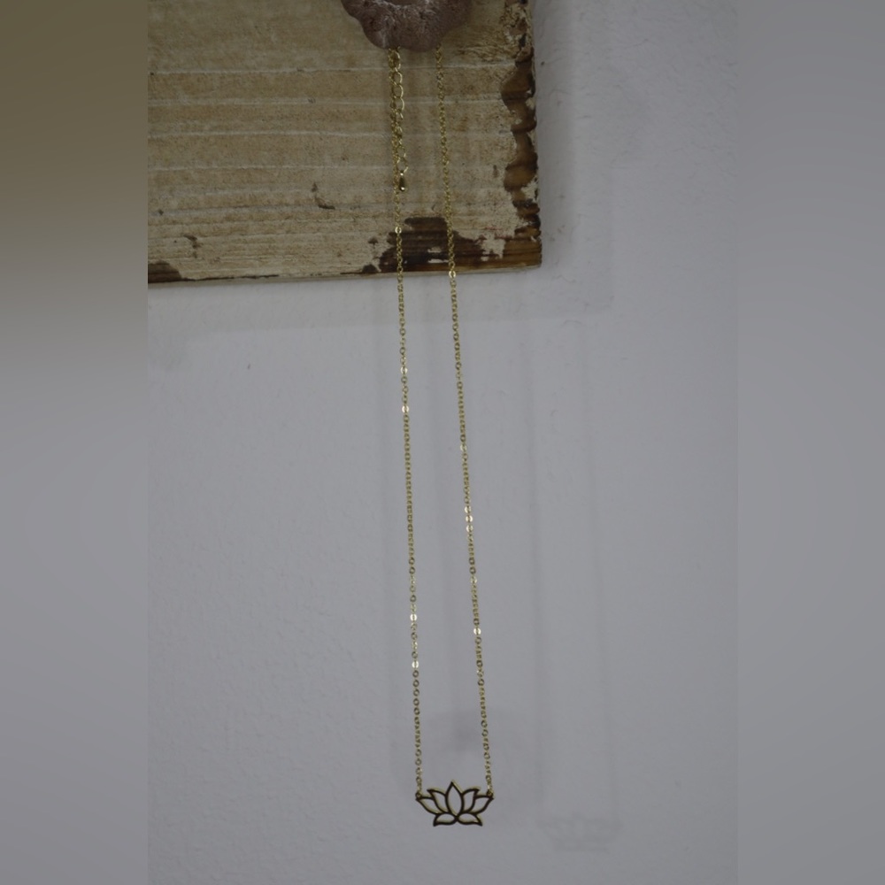 Gold plated flower necklace